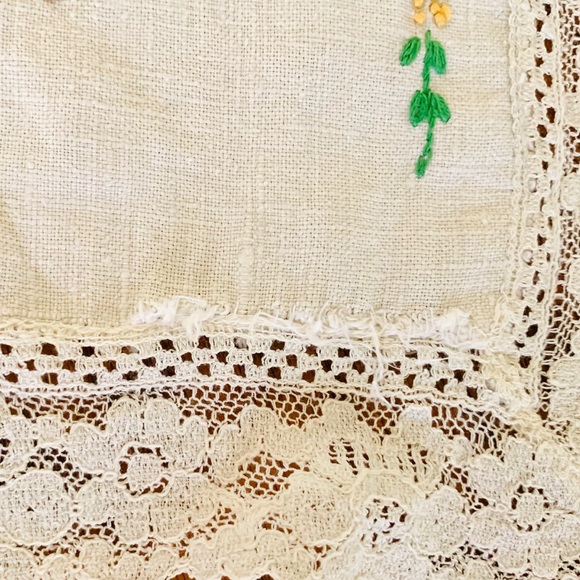 Vintage Hand Embroidered Linen Lace Dresser Scarf - Picture 9 of 11